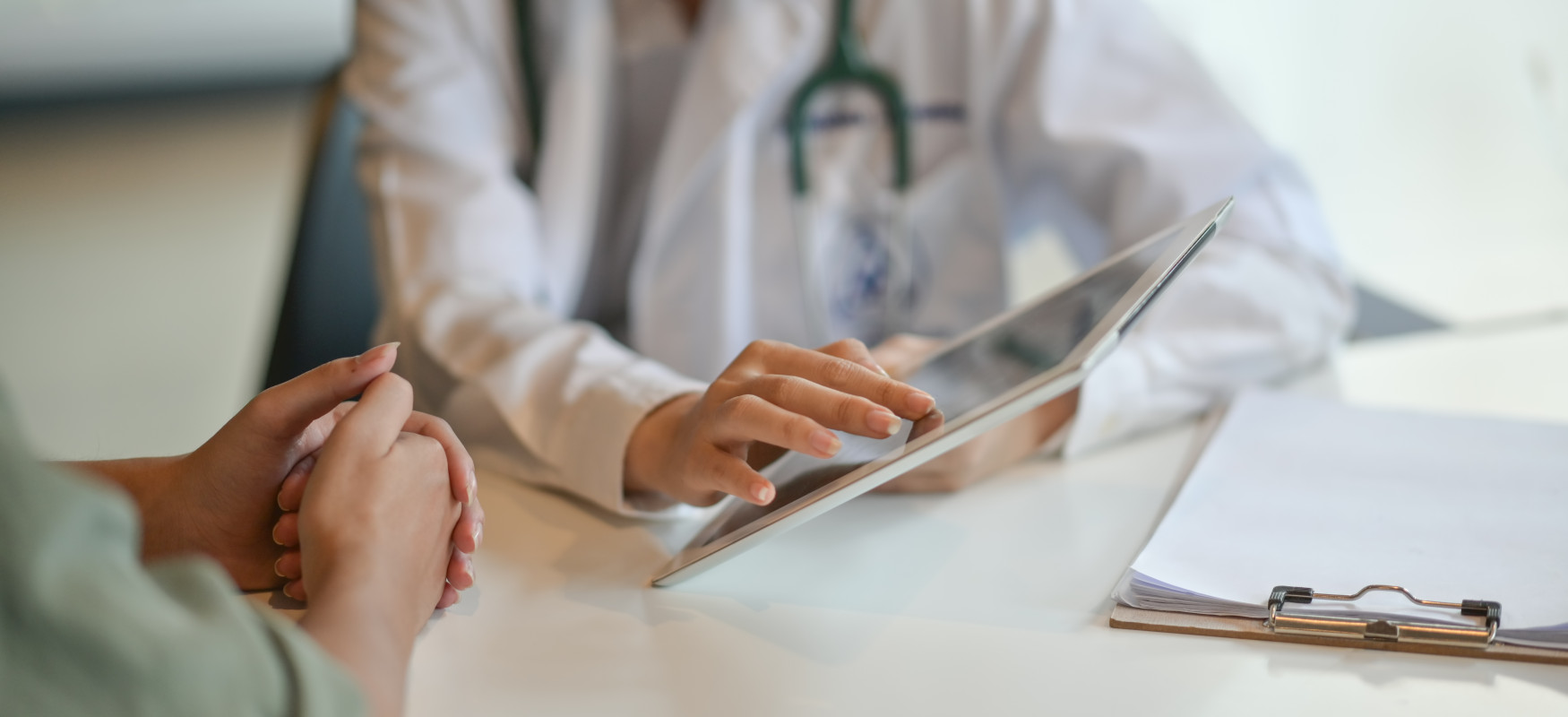 Læge kigger på Ipad