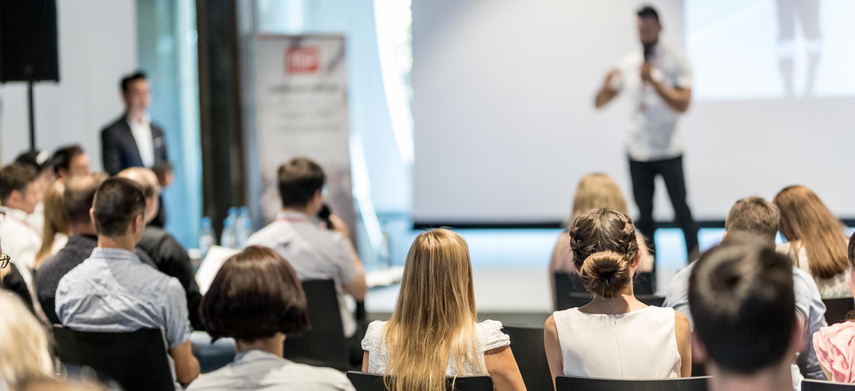 En mand står og underviser