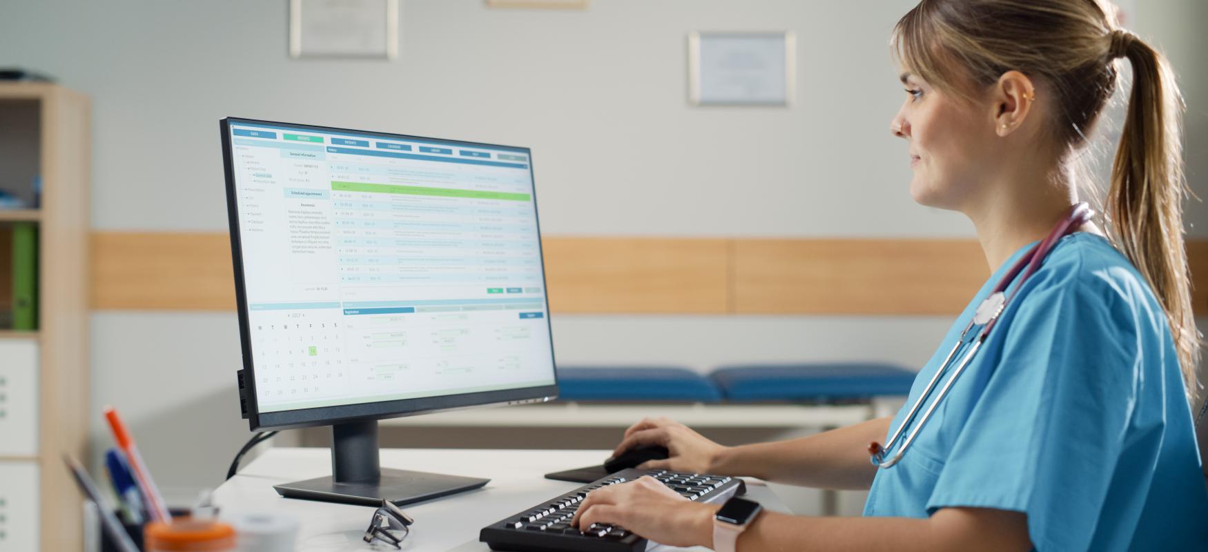 Læge kigger på patientjournal på computer