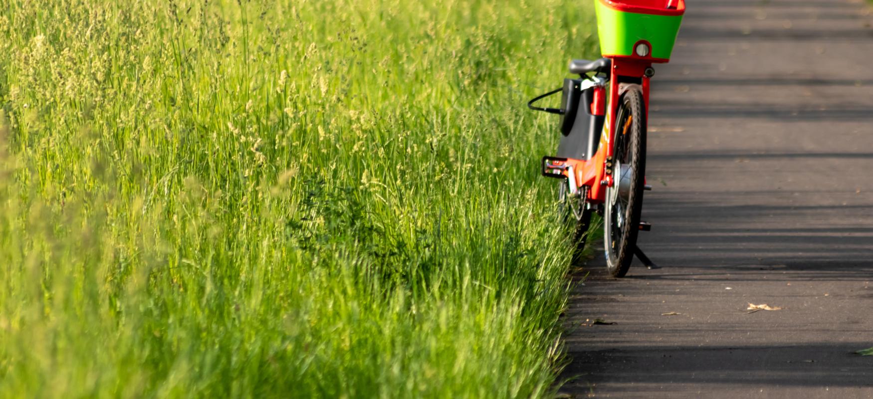 Cykel der står ved siden af en græs mark
