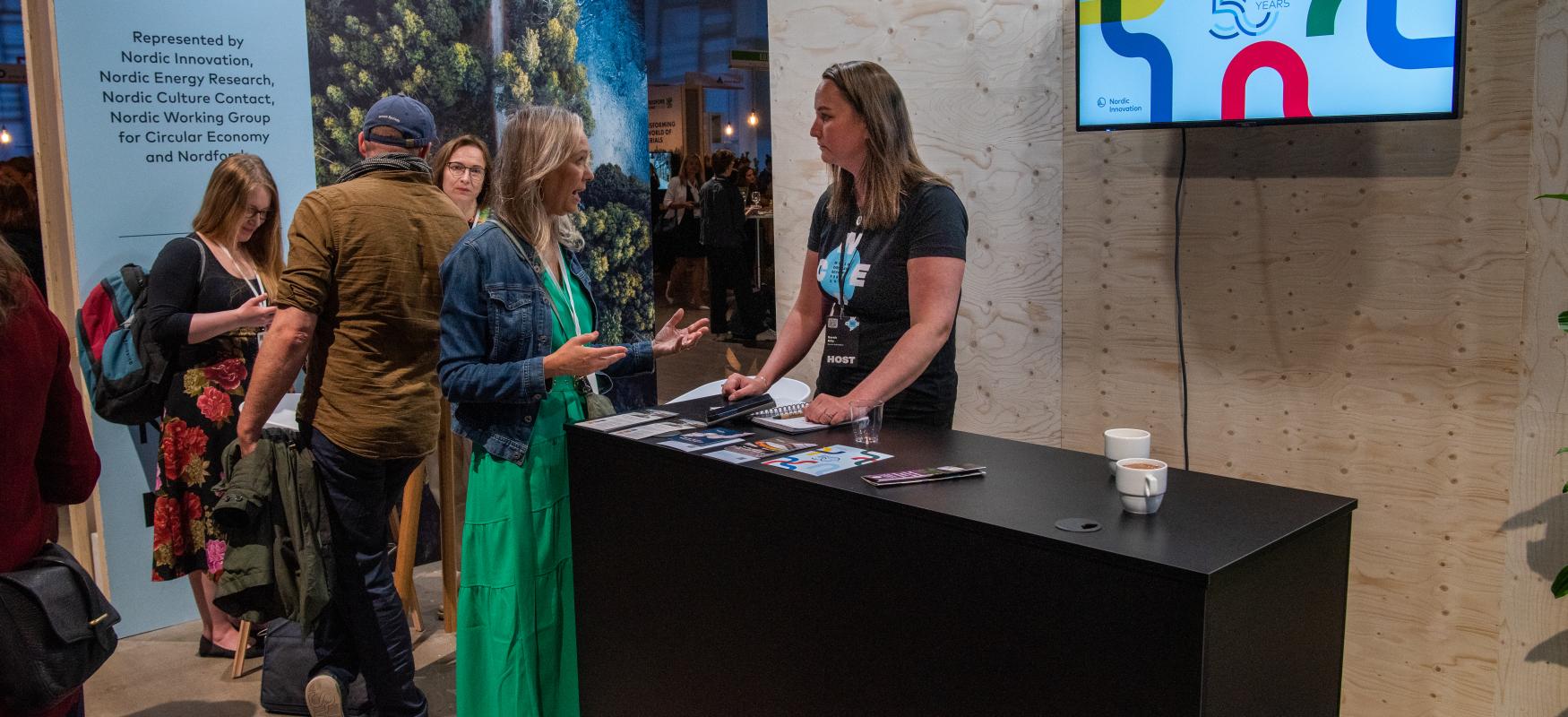 Sarah laver interview med Kati fra Fiskars på den nordiske stand under WCEF