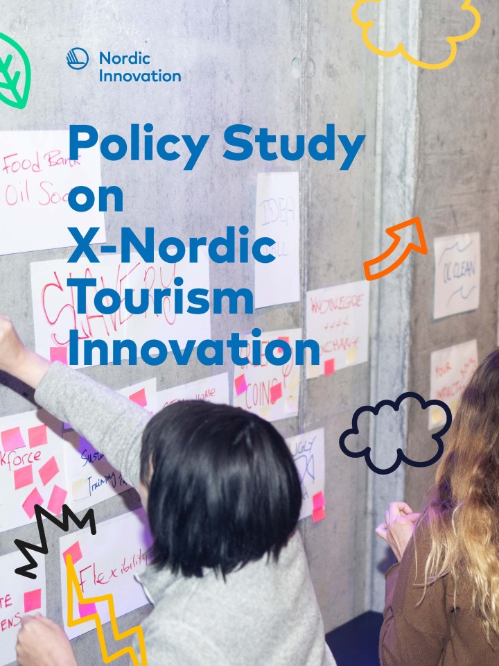 Kvinde står ved en tavle 