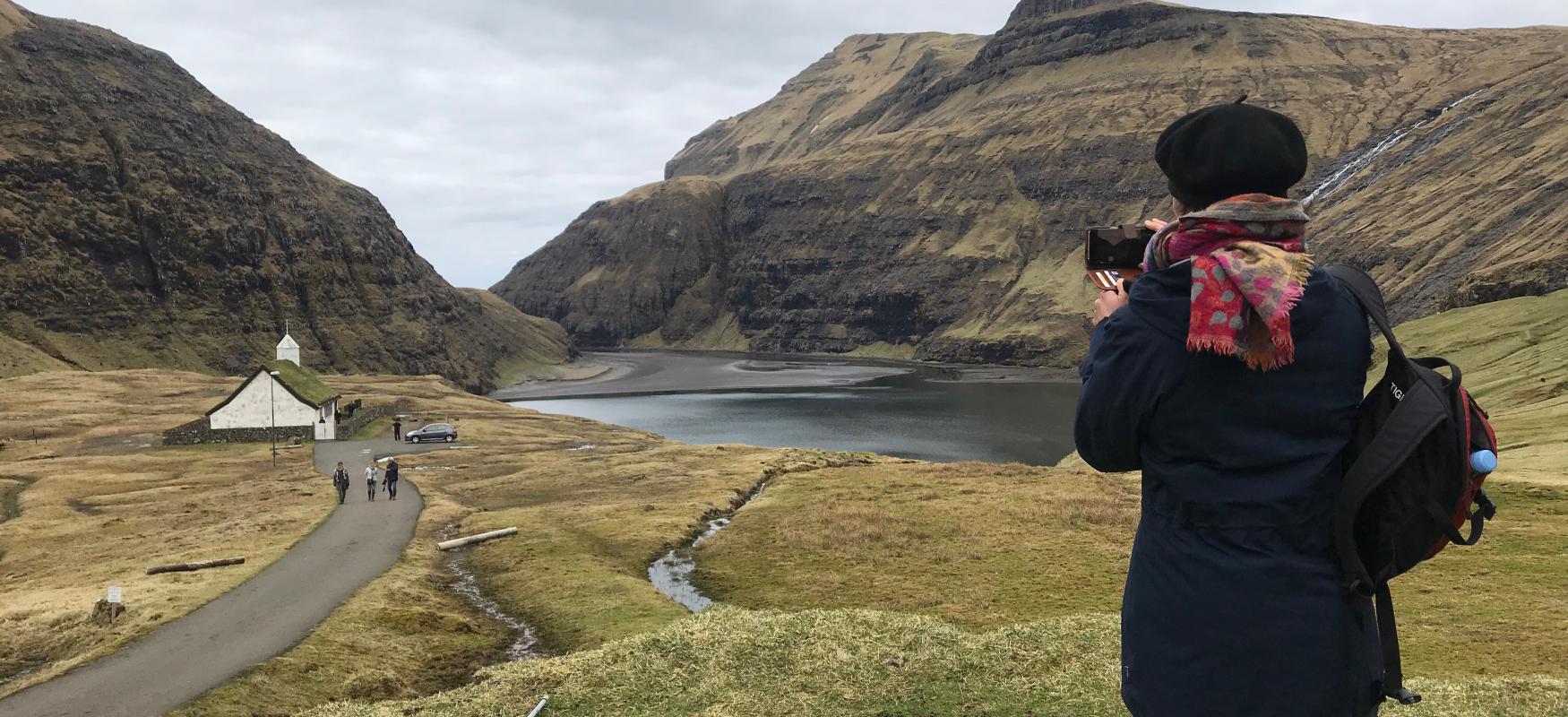 Kvinde kigger på naturen