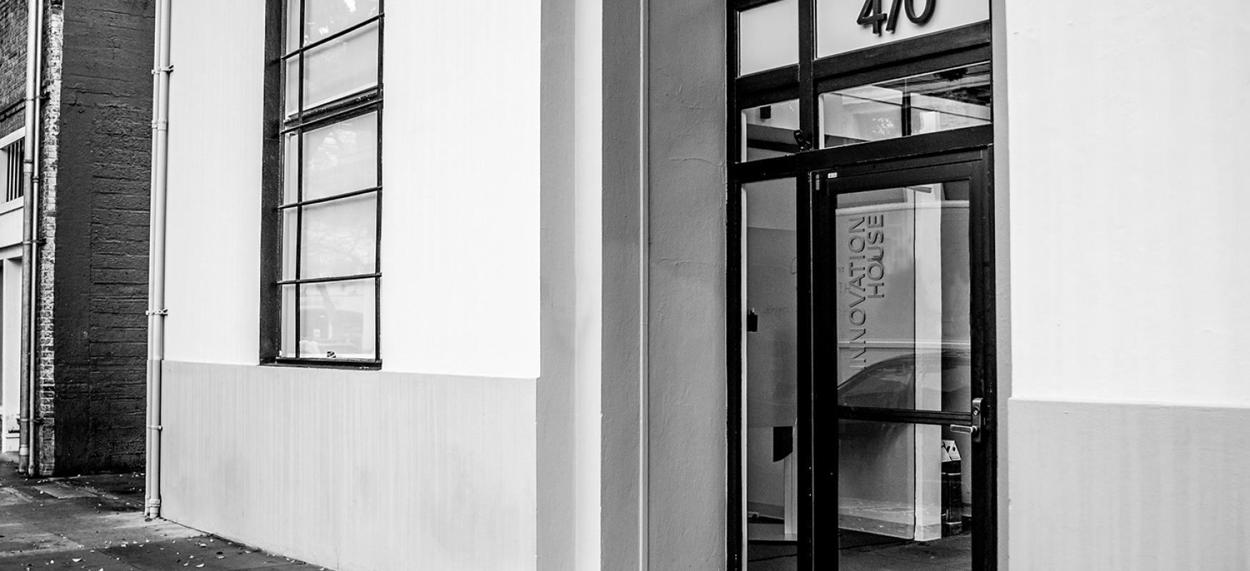 Door with the street number 470 above, leading in to the Nordic Innovation House in Silicon Valley.