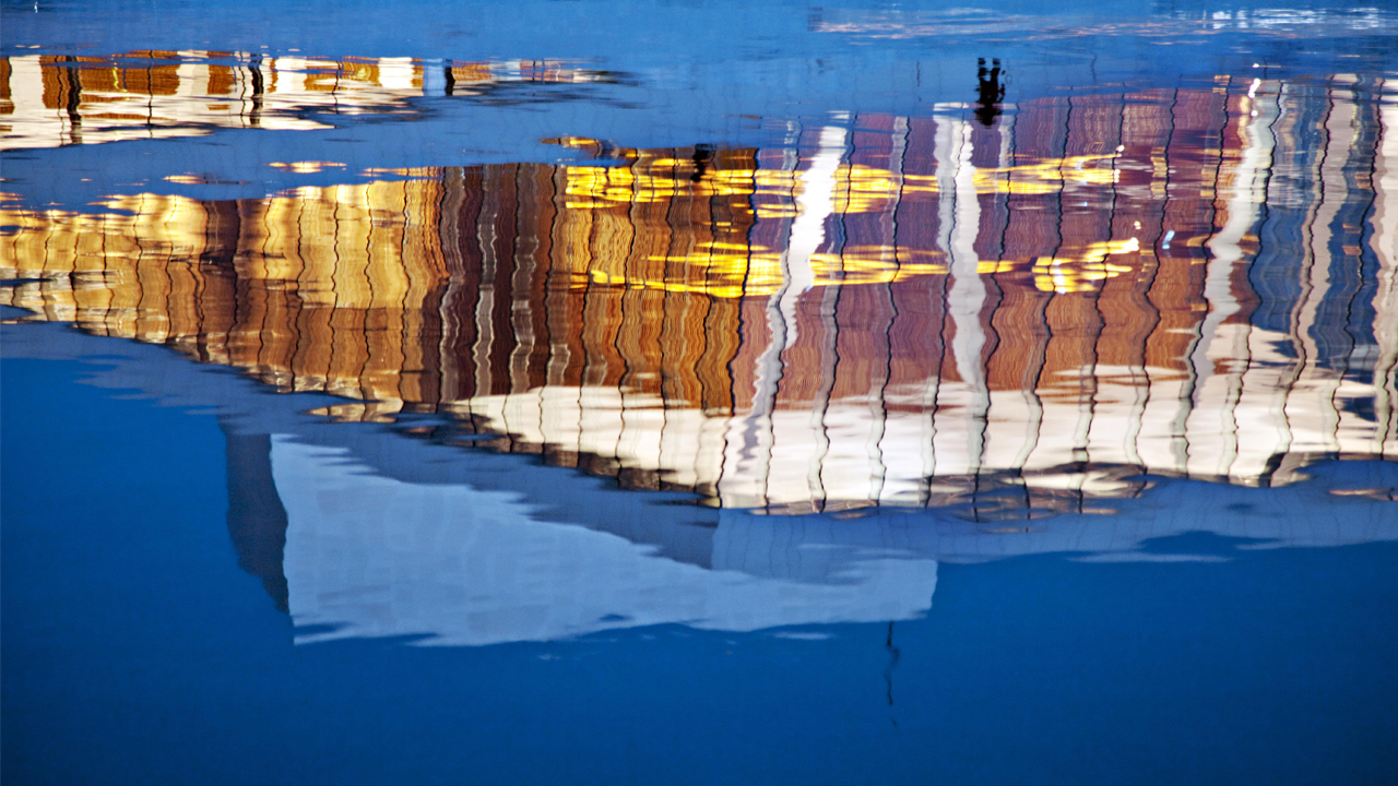 Image of the Opera in Oslo reflecting in the water