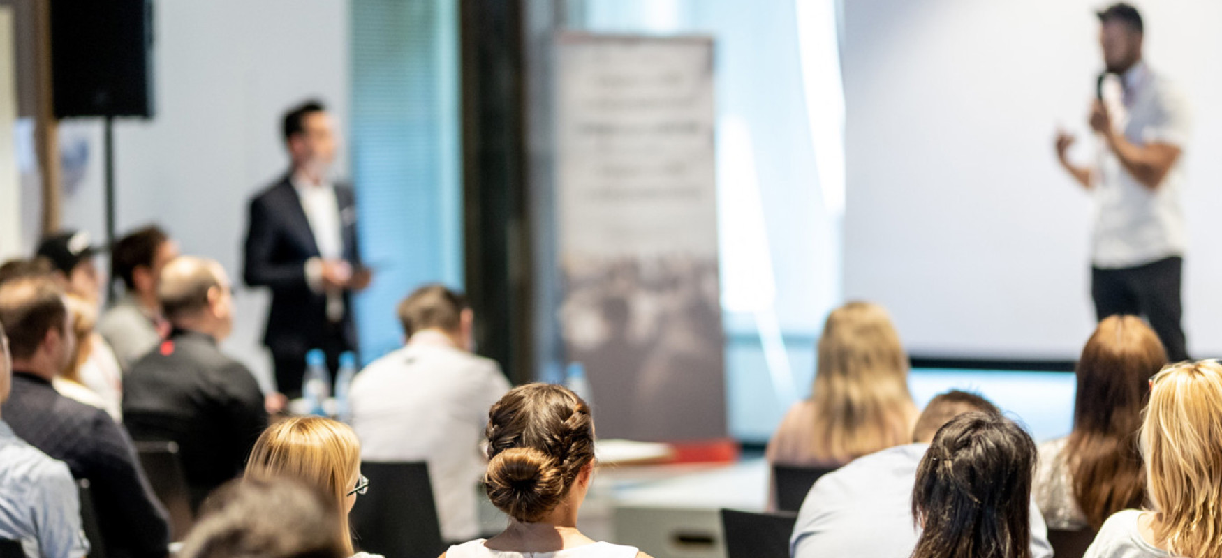 Deltagere på workshop ser på mand, der holder en præsentation