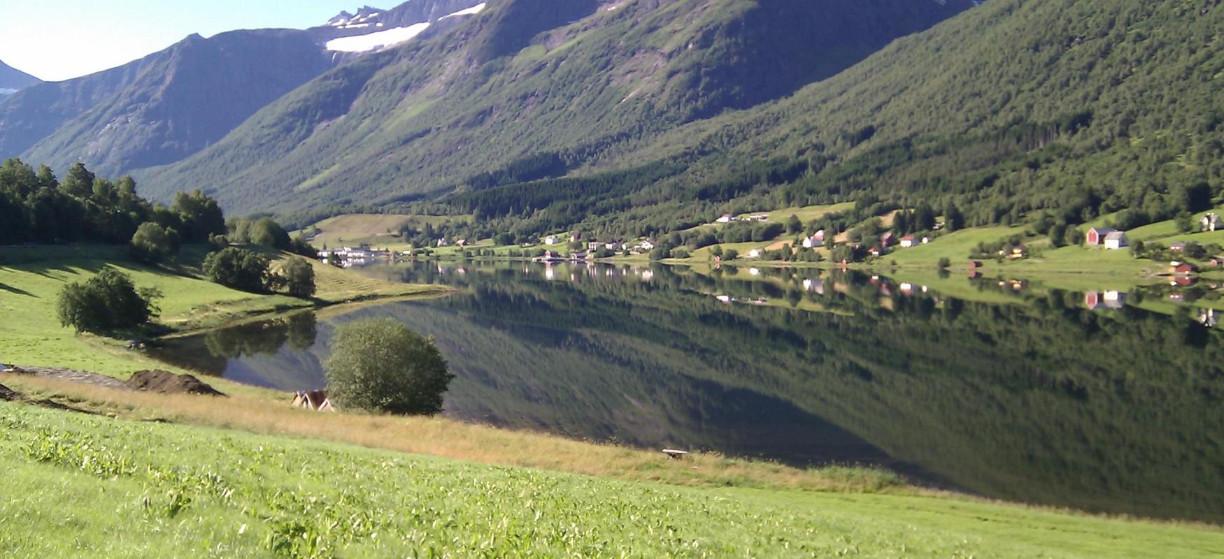 landskab med bjerge og sø